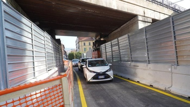 Via San Bernardino, riapre il ponte: i primi a festeggiare sono i pedoni - Foto...