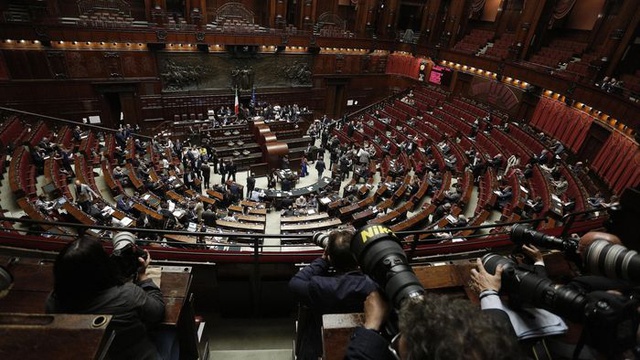 Il declino di politica e ragione: frutto amaro per l’Italia...