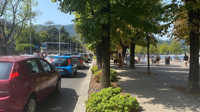 Si asfalta il lungolago: lavori notturni ma code anche di giorno...