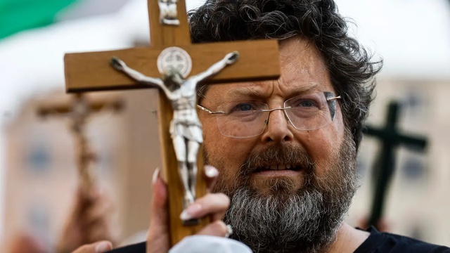 Truffa ed evasione fiscale, agli arresti domiciliari Mario Adinolfi...