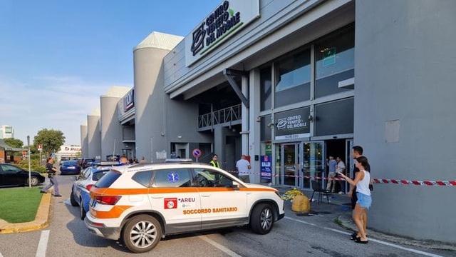 Donna accoltellata dall’ex marito fuori da un centro commerciale a Brescia: è grave...