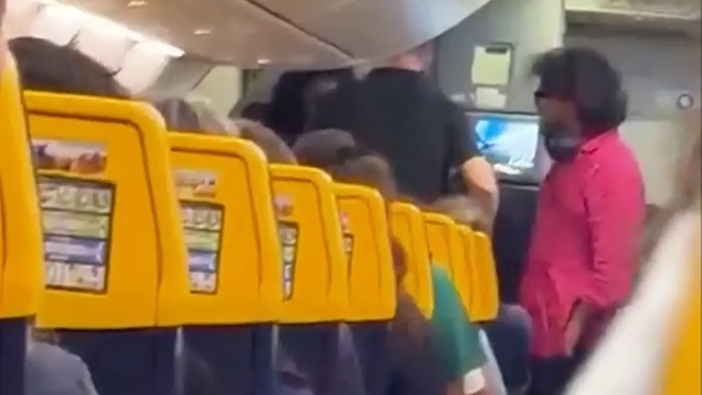 Francesco Renga fatto scendere da un volo Ryanair dopo le tensioni a bordo...