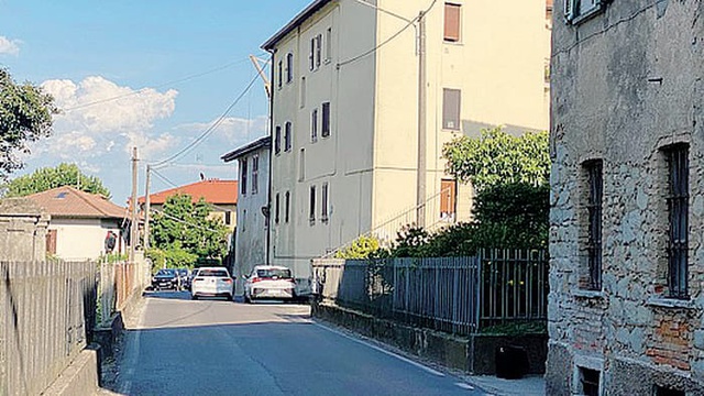 I proprietari guardano la tv. E nel frattempo entrano in casa i ladri...