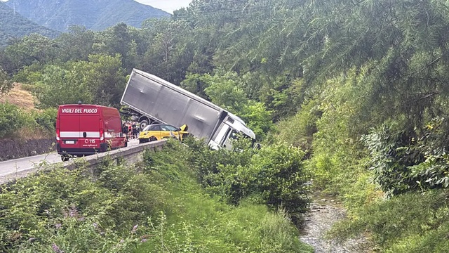Dopo l’incidente il camion resta in bilico: strada chiusa tra Nave e Caino...