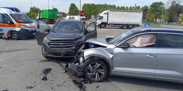 Offanengo, frontale sulla circonvallazione sud: coinvolti due 58enni...